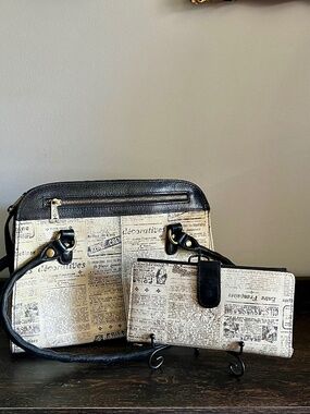 📰 Patricia Nash 2 piece literature lover newspaper bag and wallet set